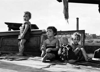 WEISS Sabine | Enfants enchainés sur une péniche, Paris, 1953
